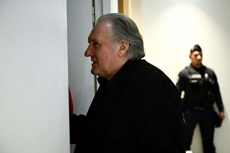 Gérard Depardieu au tribunal de Paris, où il est jugé pour agression sexuelle, le 27 mars 2025