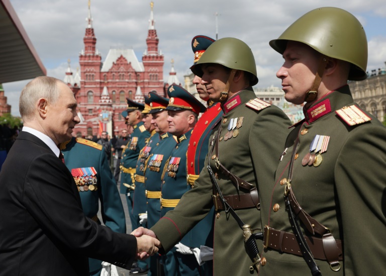Photo diffusée par l'agence d'État russe Sputnik du président russe Vladimir Poutine saluant les commandants militaires après le défilé militaire du Jour de la Victoire sur la Place Rouge, à Moscou, le 9 mai 2025