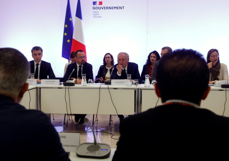 Le Premier ministre François Bayrou (c) lors d'une réunion avec des représentants des chauffeurs de taxi au ministère des Transports à Paris, le 24 mai 2025