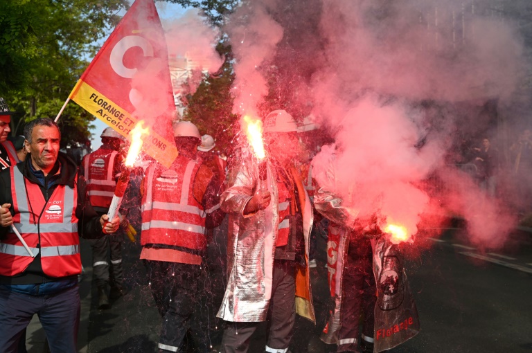 Des salariés d'ArcelorMittal rassemblés devant le siège du groupe à Saint-Denis, près de Paris, le 13 mai 2025