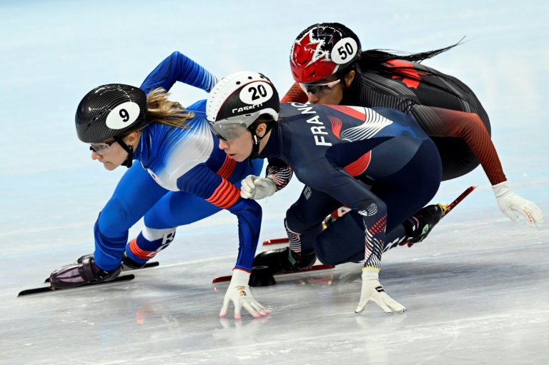 La Française Tifany Huot-Marchand (c) au cours d'une série du 1000 m en short-track aux Jeux olympiques de Pékin le 9 février 2022