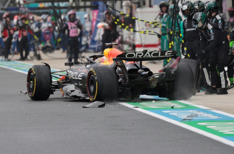 Le pilote de Formule 1 néerlandais Max Verstappen (Red Bull) avec sa monoplace endommagée après un accrochage dans la zone des stands avec l'Italien Kimi Antonelli (Mercedes) lors de la course sprint du Grand Prix de Miami sur le circuit du Miami International Autodrome le 3 mai 2025.