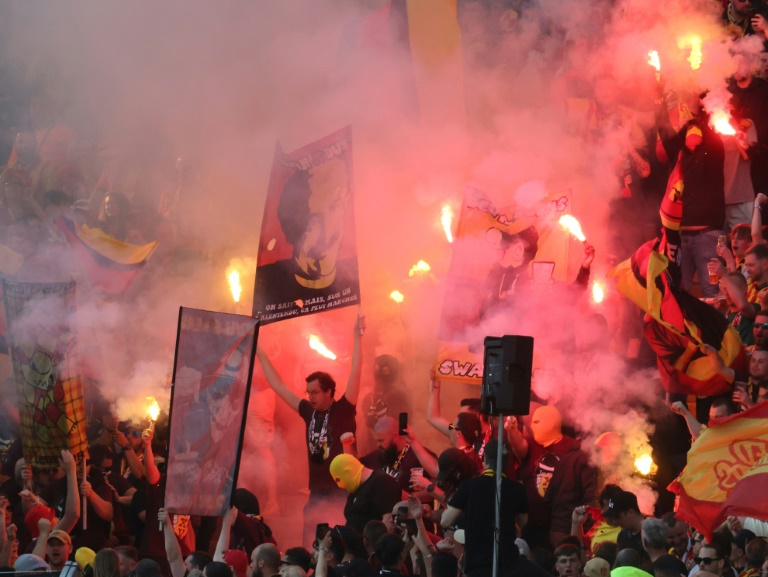 Le bouillant public de Lens lors de la réception d'Auxerre pour le compte de la 31e journée de Ligue 1 le 27 avril 2025. Le stade Bollaert a affiché cette saison un taux de remplissage de 99%, soit 37.936 spectateurs en moyenne, davantage que la population de la ville