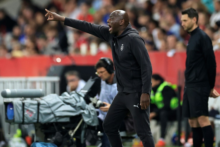 L'entraîneur de Reims Samba Diawara lors du match de L1 à Nice, le 2 mai 2025