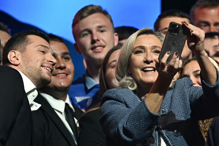Marine Le Pen, à droite, et Jordan Bardella, à gauche, à Narbonne, dans l'Aude, le 1er mai 2025