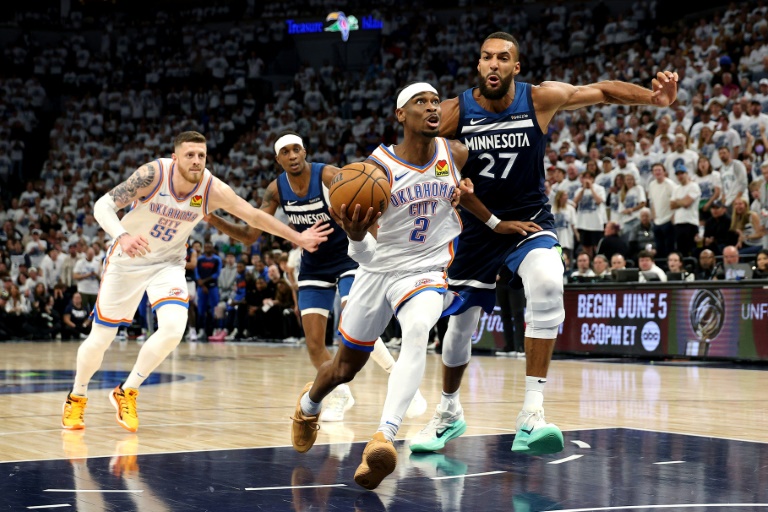 Rudy Gobert défend face à Shai Gilgeous-Alexander lors du match 3 de la finale de conférence Ouest de NBA entre les Minnesota Timberwolves et le Thunder d'Oklahoma City, le 24 mai 2025 à Minneapolis