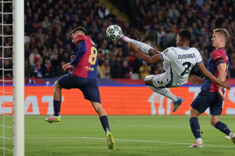 Le défenseur de l'Inter Denzel Dumfries marque un but d'anthologie contre Barcelone en demi-finale aller de Ligue des champions au stade Olimpic Lluis Companys le 30 avril.