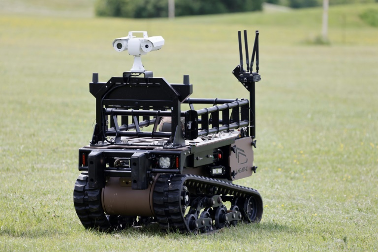 Un robot expérimental est présenté lors du challenge CoHoMa, dans un camp d'entraînement militaire de la gendarmerie nationale à Beynes, à l'ouest de Paris, le 6 mai 2025