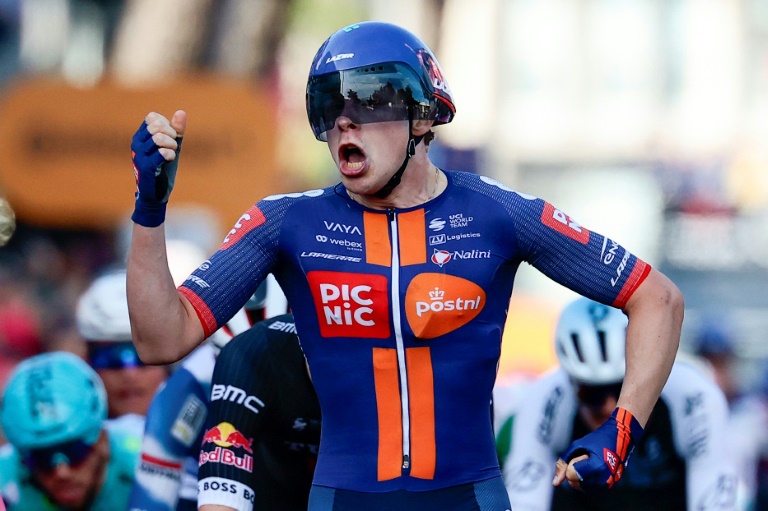 Le Néerlandais Casper van Uden remporte au sprint la 4e étape du Tour d'Italie cycliste le 13 mai 2025 à Lecce