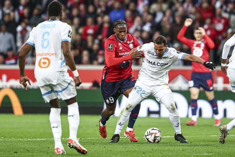 Le Lillois Jonathan David et le Marseillais Ismael Bennacer lors du match de Ligue 1 entre Lille et l'Olympique de Marseille à Villeneuve-d'Ascq le 4 mai 2025