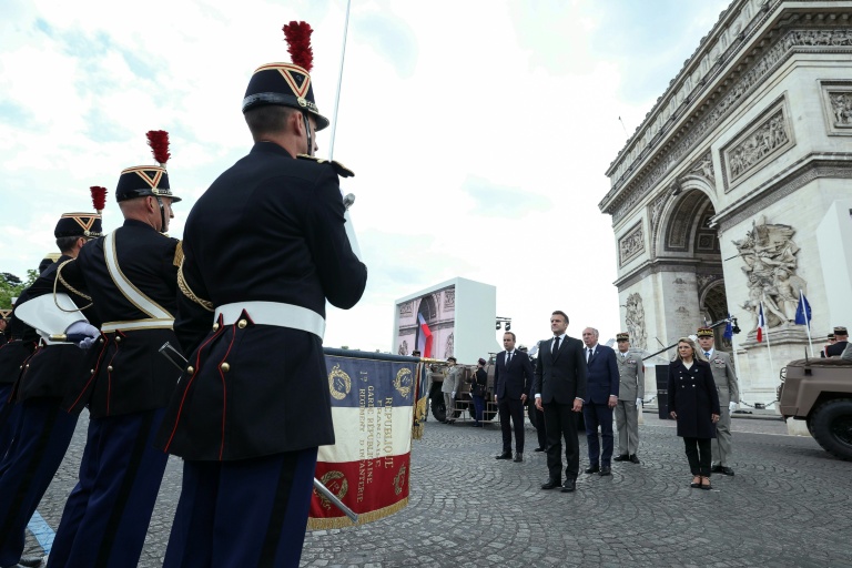 Les cérémonies des 80 ans du 8 mai 1945 à Paris, sous l'Arc de triomphe