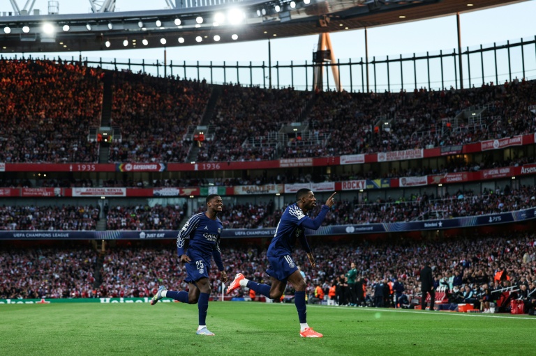 L'attaquant français du Paris Saint-Germain, Ousmane Dembélé (d.), après avoir marqué le premier but de son équipe lors de la demi-finale aller de Ligue des champions contre Arsenal, à l'Emirates Stadium, le 29 avril 2025