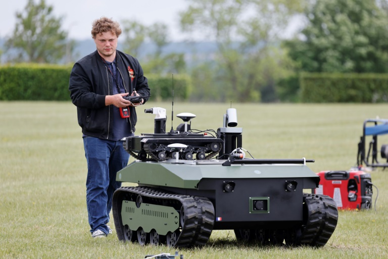 Un ingénieur effectue une démonstration d'un robot de combat expérimental lors du challenge CoHoMa, dans un camp d'entraînement militaire de la gendarmerie nationale, à Beynes, à l'ouest de Paris, le 6 mai 2025