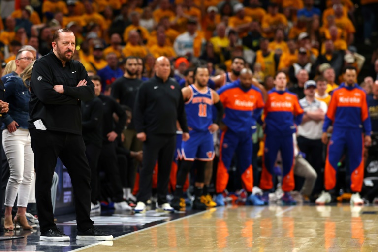 Tom Thibodeau, l'entraîneur principal des New York Knicks (G) lors de la défaite à Indianapolis face aux Pacers, le 25 mai 2025