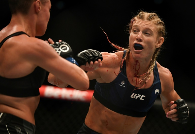 La combattante française de MMA Manon Fiorot face à l'Américaine Rose Namajunas lors d'un combat à l'UFC Paris à l'Accor Arena le 2 septembre 2023