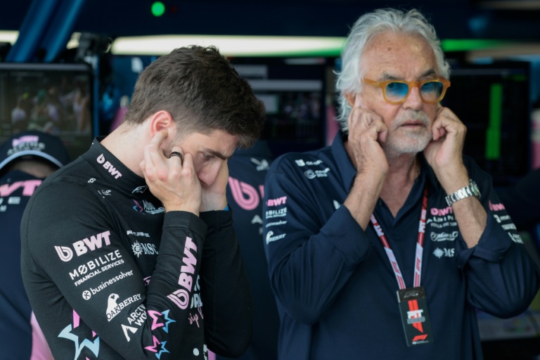 Le pilote australien Jack Doohan (g.) et le dirigeant italien d'Alpine Flavio Briatore pendant la séance de qualification du Grand Prix de Formule 1 de Miami, le 3 mai 2025