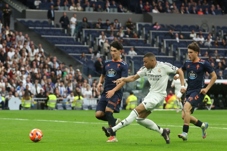 Kylian Mbappé marque le 3e but du Real Madrid contre le Celta Vigo en Liga au stade Santiago Bernabeu de Madrid le 4 mai 2025