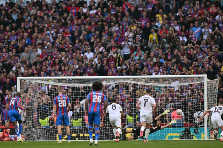 L'attaquant français de Crystal Palace Jean-Philippe Mateta (g.) rate un pénalty pendant la demi-finale de Coupe d'Angleterre Aston Villa au stade de Wembley, à Londres, le 26 avril 2025