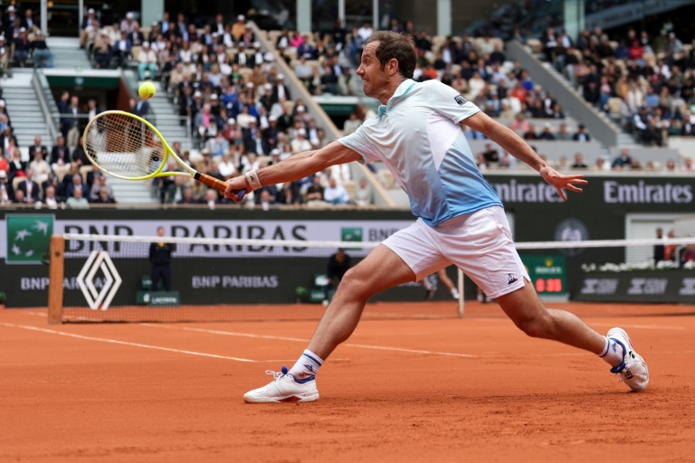 Richard Gasquet face à Terence Atmane lors du premier tour de Roland-Garros, le 26 mai 2025 sur le court Philippe-Chatrier