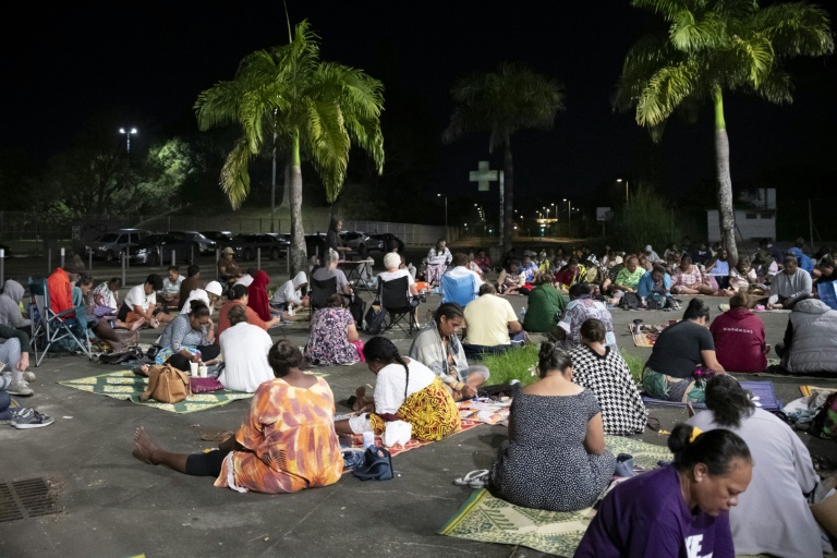 Des participantes jouent au bingo sur le parking d'un centre commercial désaffecté, dans le quartier de Rivière-Salée à Nouméa, en Nouvelle-Calédonie, le 8 mai 2025