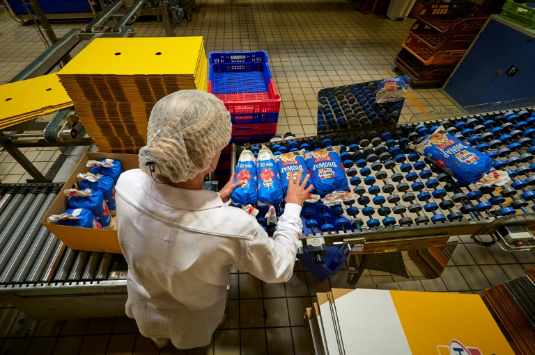 Une employée travaille sur une ligne de production de l'usine Harrys à Montierchaume, le 29 avril 2025 dans l'Indre