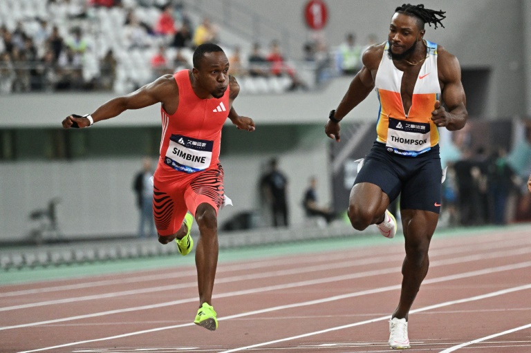 Le Sud-Africain Akani Simbine et le Jamaïcain Kishane Thompson lors du 100 m du meeting Ligue de diamant de Shanghai/Keqiao (Chine) le 3 mai 2025