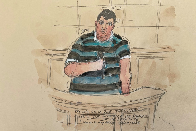 Ce croquis judiciaire réalisé le 28 avril 2025 montre l'accusé Marc-Alexandre Boyer à la cour d'assises de Paris, le 28 avril 2025