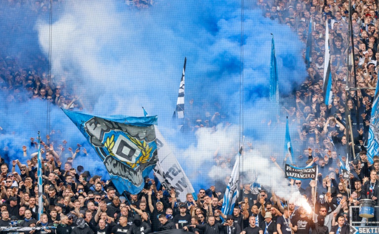 Des supporteurs du Hamburger SV lors du match de 2e division allemande contre le FC St Pauli à Hambourg le 3 mai 2024.