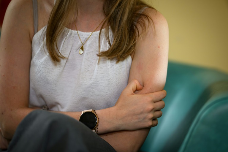 Une jeune femme souffrant de troubleS alimentaires est suivie au centre de soins Barbara du CHU de Nantes, le 20 mai 2025