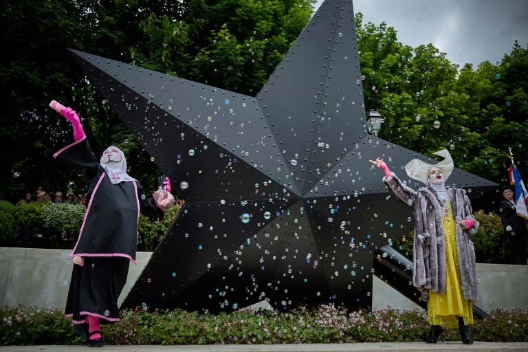 Inauguration du mémorial en hommage aux victimes homosexuelles de la déportation et aux victimes LGBT+ réalisé par l'artite Jean-Luc Verna, le 17 mai 2025 à Paris
