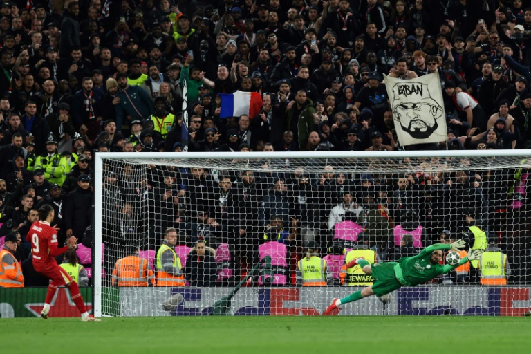 Le gardien du PSG Gianluigi Donnarumma détourne le penalty de Darwin Nunez, de Liverpool, en quart de finale retour de la Ligue des cahmpions le 11 mars 2025 au stade d'Anfield Road à Liverpool