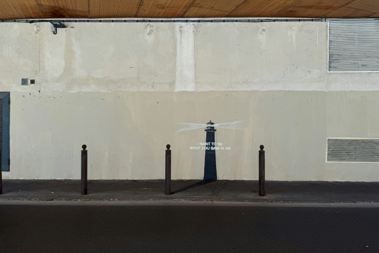 Une nouvelle œuvre de l'artiste de rue Banksy apparue sur la façade d'un immeuble à Marseille, le 30 mai 2025