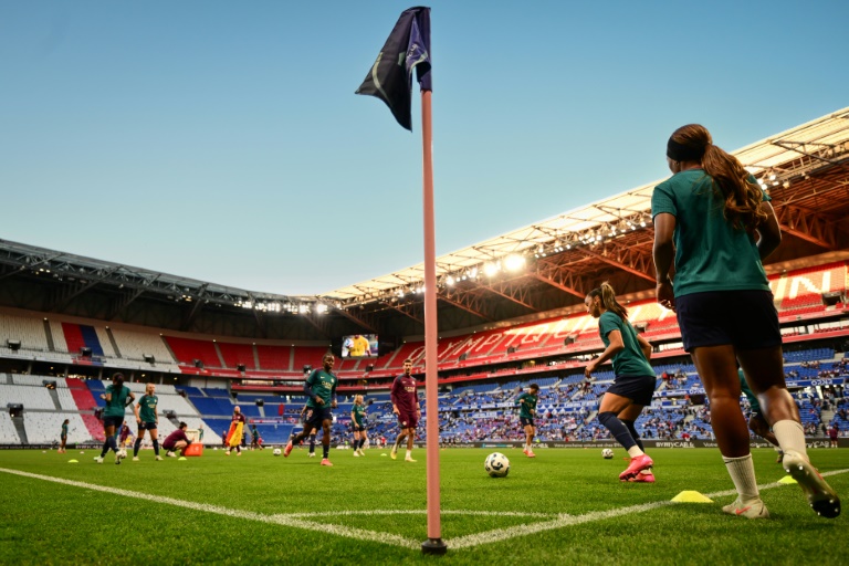 Echauffement des joueuses avant la finale du championnat de France entre le PSG et Lyon, le 16 mai 2025 au Groupama Stadium