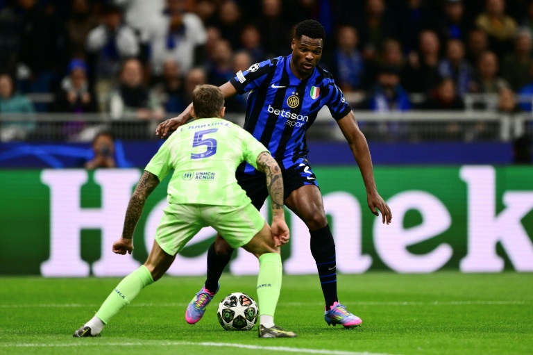 Le défenseur de l'Inter Milan Denzel Dumfries face à son vis à vis du FC Barcelone Inigo Martinez lors de la demi-finale retour de Ligue des champions le 6 mai 2025 à San Siro