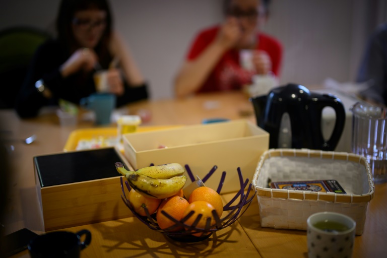 Des femmes souffrant de troubles alimentaires partagent un repas au centre de soins Barbara du CHU de Nantes, le 20 mai 2025