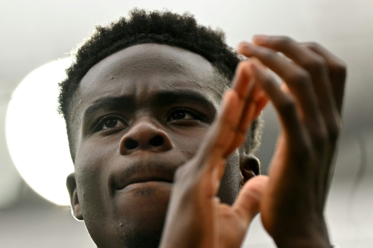 L'ailier anglais d'Arsenal Bukayo Saka salue les fans des Gunners avant le match de Premier League contre Bournemouth, à l'Emirates Stadium, le 3 mai 2025