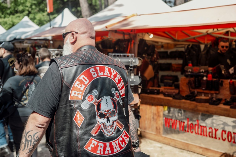 Un motard porte un blouson en cuir Harley-Davidson lors du festival Harley-Davidson Euro 2025 près de Grimaud, le 9 mai 2025 dans le Var