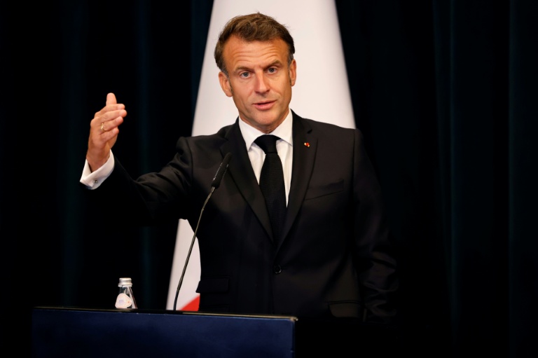 Le président français Emmanuel Macron donne une conférence de presse, le 17 mai 2025 à Tirana