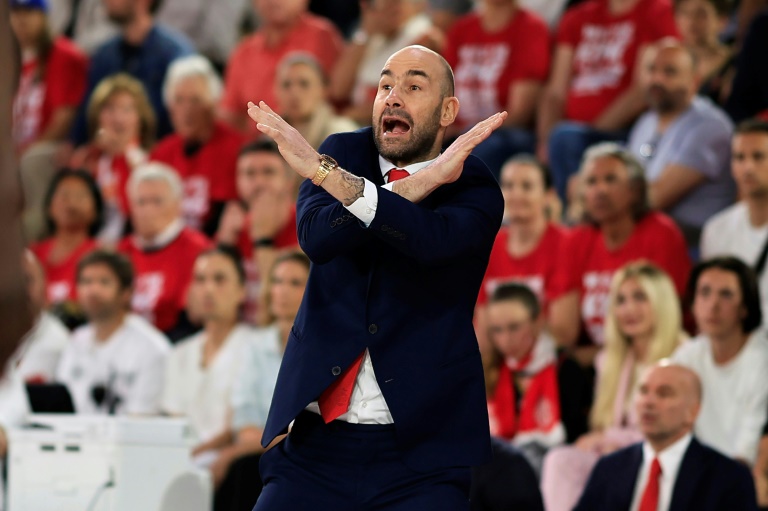 L'entraîneur monégasque Vassilis Spanoulis contre le FC Barcelone à Monaco, le 6 mai 2025