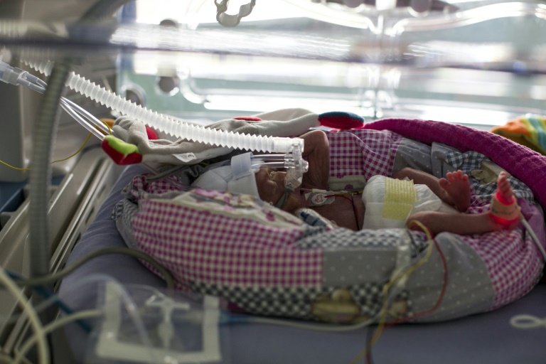 Un bébé prématuré dans un hôpital de la région parisienne, le 22 juillet 2013