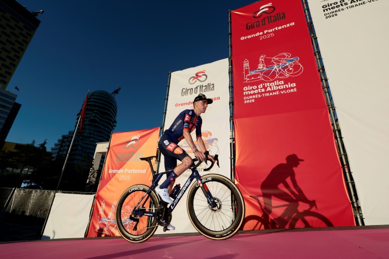 Le Français Romain Bardet pendant la présentation des équipes du Tour d'Italie 2025, à Tirana (Albanie), le 7 mai 2025