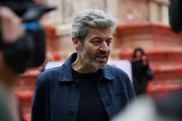 Jean-François Julliard, directeur général de Greenpeace France, s'adresse aux médias devant la Fontaine des Innocents colorée en rouge, lors d'une manifestation de soutien au peuple palestinien, le 28 mai 2025 à Paris
