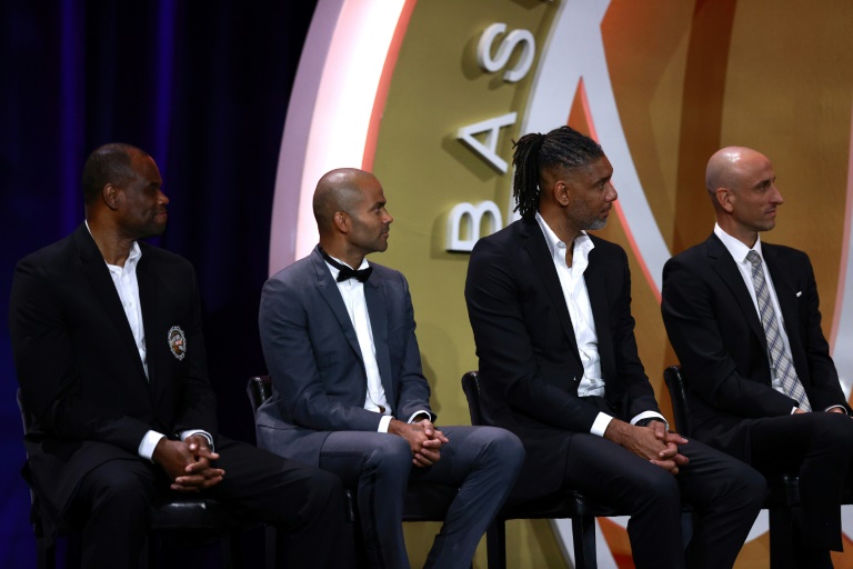 Les joueurs majeurs draftés ou recrutés par l'emblématique Gregg Popovich: (de g. à dr.) David Robinson, Tony Parker, Tim Duncan et Manu Ginobili au Hall Of Fame, le 12 août 2023 à Springfield, dans le Massachusetts
