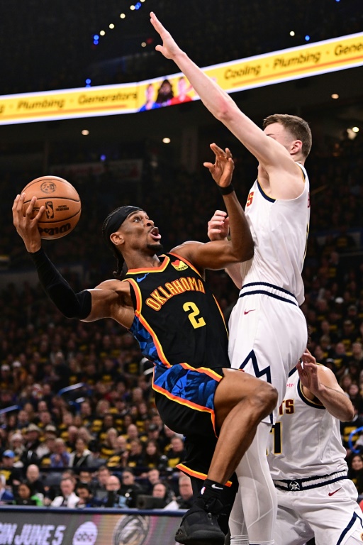 Shai Gilgeous-Alexander (g) face à Christian Braun lors du match du Thunder contre les Denver Nuggets en play-offs de NBA, le 7 mai 2025 à Oklahoma City