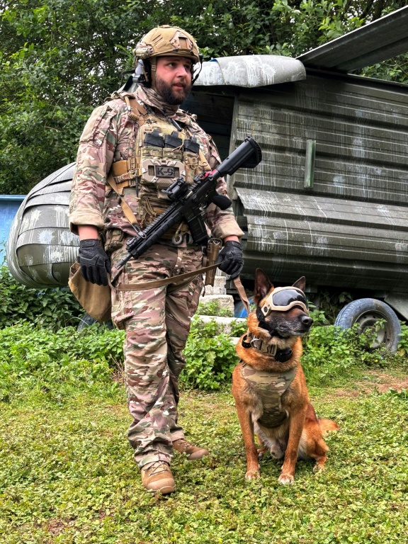 Le sergent-chef Dorian, du Commando parachutiste de l'Air 20 (CPA20) et Peyo, un berger belge malinois, lors d’une démonstration sur la base aérienne de Vélizy-Villacoublay, le 28 mai 2025 dans les Yvelines
