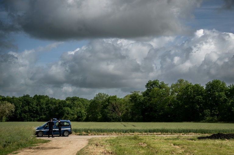 Des gendarmes forment un périmètre de sécurité autour de la zone où de nouvelles fouilles sont en cours pour retrouver d'éventuelles traces des victimes d'Emile Louis, à Rouvray, dans l'Yonne, le 26 mai 2025