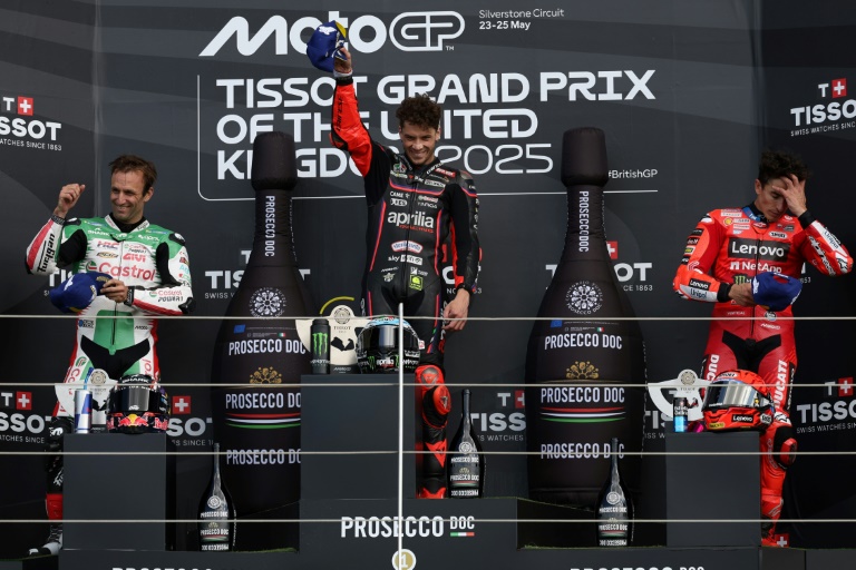 Le podium du GP moto de Grande Bretagne avec de gauche à droite: le Français Johann Zarco 2e (LCR-Honda), le vainqueur italien Marco Bezzecchi (Aprilia-Racing) et l'Espagnol Marc Marquez (Ducati) 3e, le 25 mai 2025 à Silverstone en Angleterre