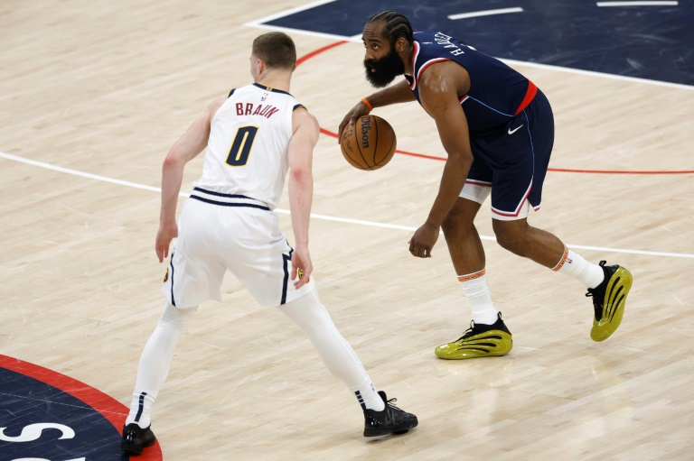 James Harden, des LA Clippers, face à Christian Braun des Denver Nuggets au cours dui match 6 de la série du 1er tour des play-offs en NBA le 1er mai 2025 à Inglewood en Californie