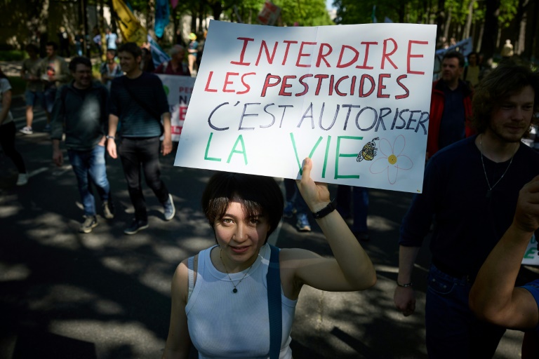 Manifestation contre l'utilisation des pesticides à Paris, le 5 avril 2025