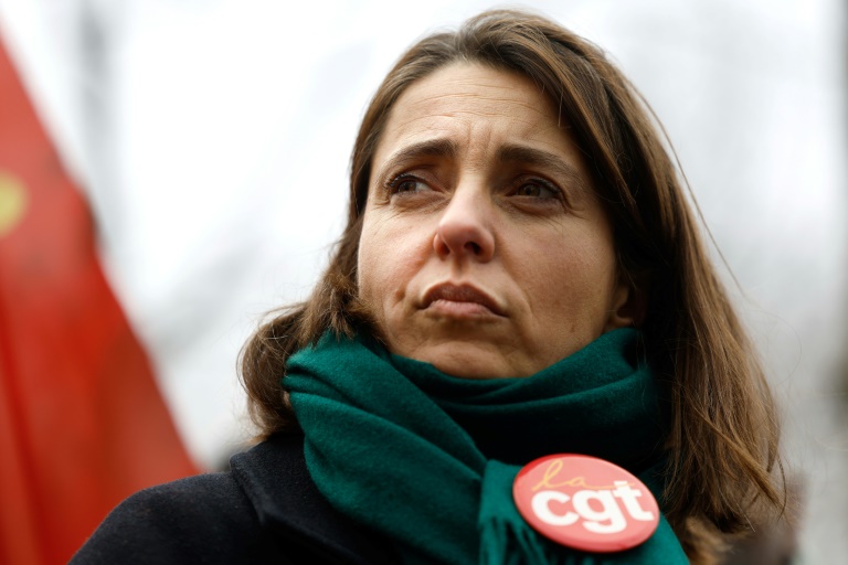 Le président de la République était confronté à la secrétaire générale de la CGT, Sophie Binet, ici le 4 février 2025 lors d'une manifestation avec des salariés de Renault et Stellantis.